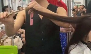 為吸粉引流，理發師在地鐵車廂里“擺拍”為女子理發，警方通報