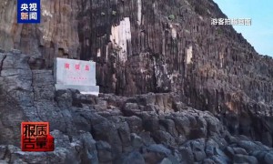 央視揭非法包船登島旅游亂象，無人島現(xiàn)巨大垃圾天坑